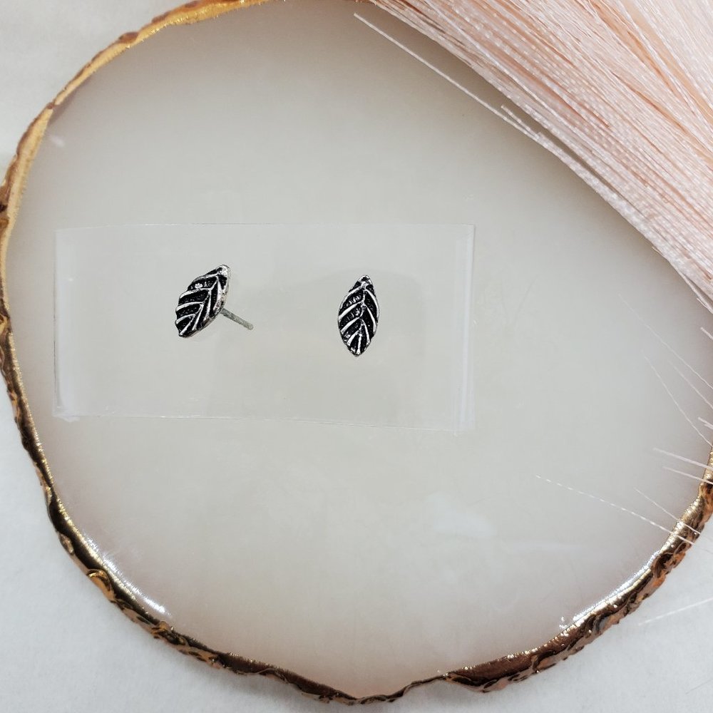 🤑 BUNDLE TO SAVE 🤑 Torrid Silver-tone Engraved Leaf Stud Earrings